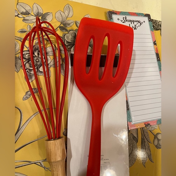 A Whisk A Spatula & 2 60 Page Memo /Shopping Pads w Magnet on Back Valentine Red - Picture 3 of 6